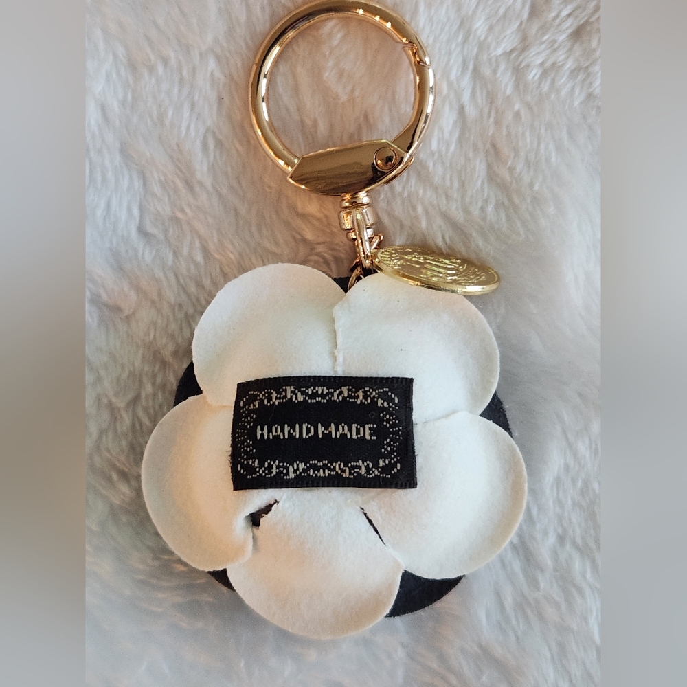 Elegant Black and White Flower Keychain Bag Charm - Picture 4 of 4